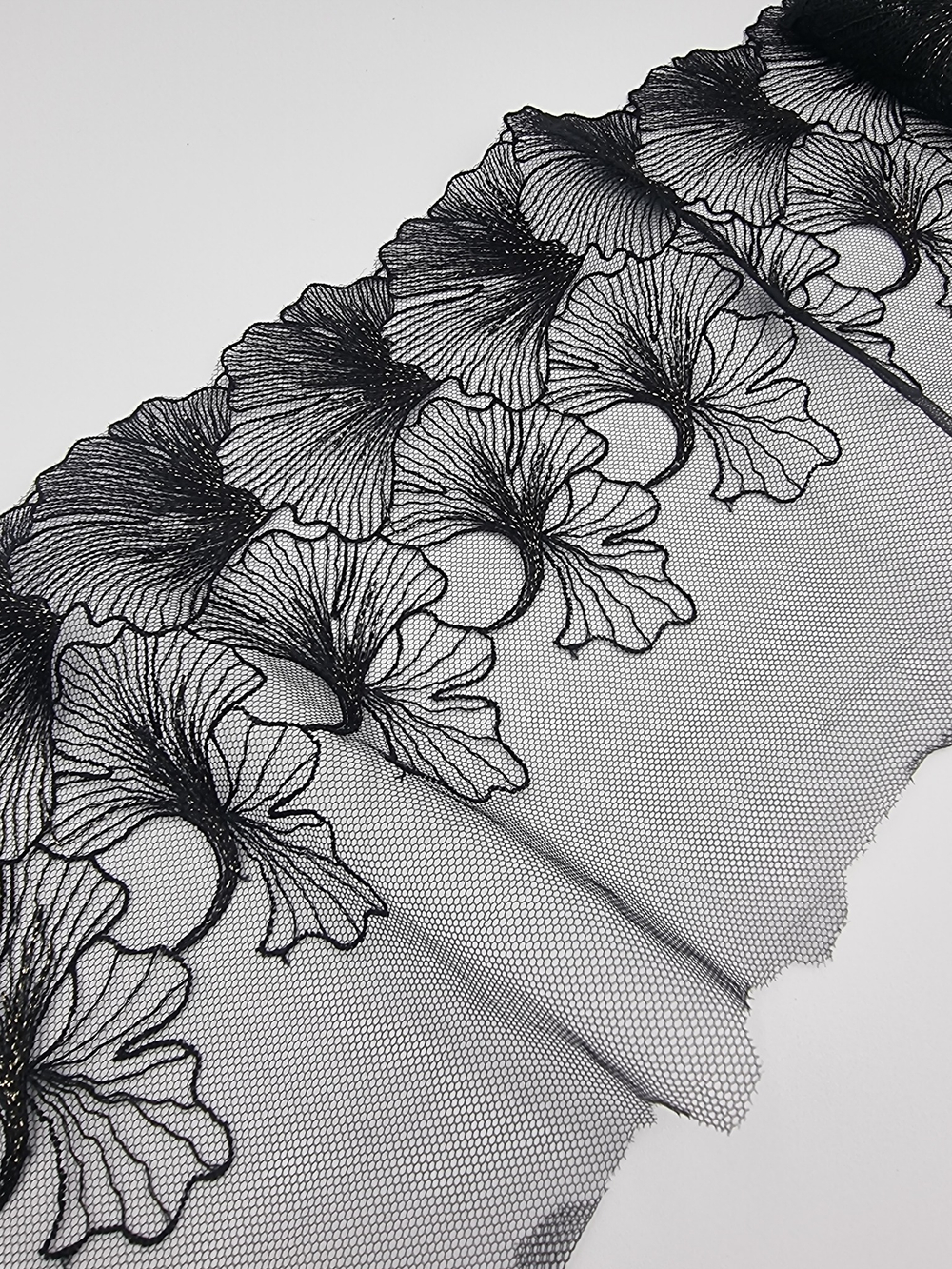 Вышивка на сетке чёрный/золото К735 правая