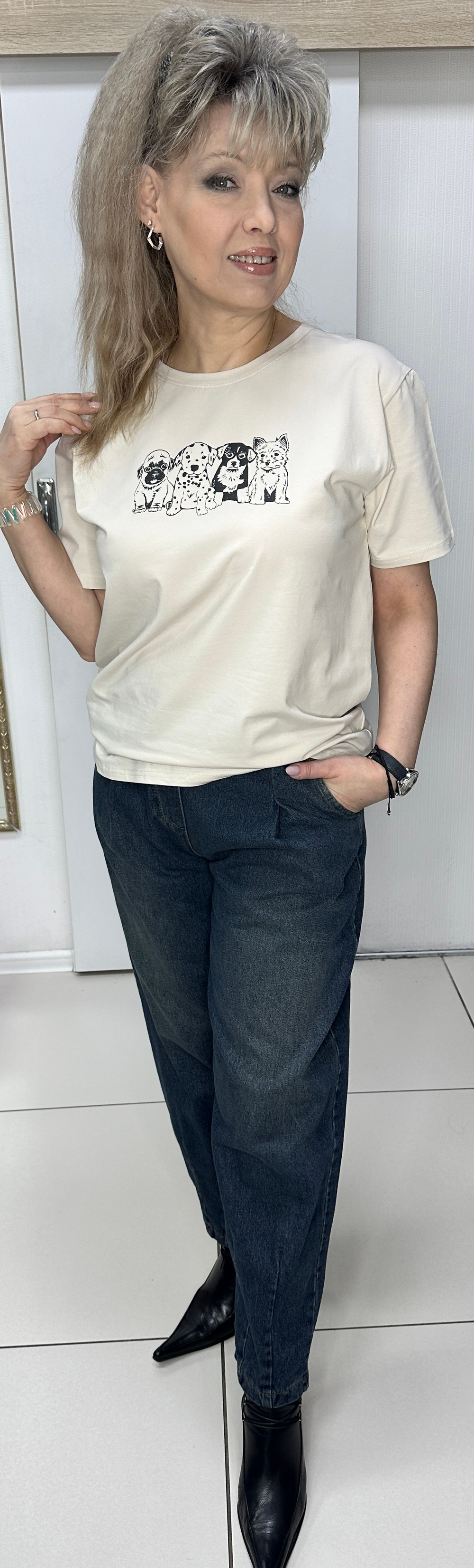 Джинсы-джоггеры темно-синего цвета.