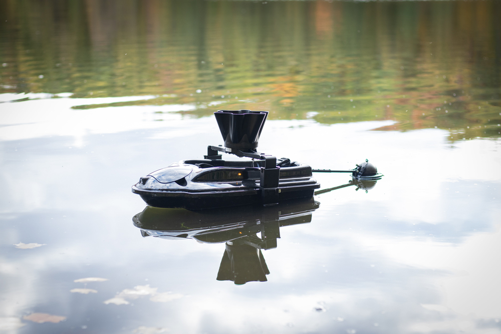 Набор: Прикормочный кораблик Boatman Actor Plus GPS, Эхолот Deeper CHIRP+ 3, крепление для кораблика, усилитель сигнала и разбрасыватель прикормки
