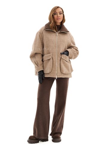 Бежевая куртка с накладными карманами