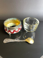 Солонка с ложечкой и декором в виде чешуи, мельхиор (медь-никель), эмали, стекло, золочение, Мстерский завод художественных изделий «Ювелир», СССР, 1970-1990 гг