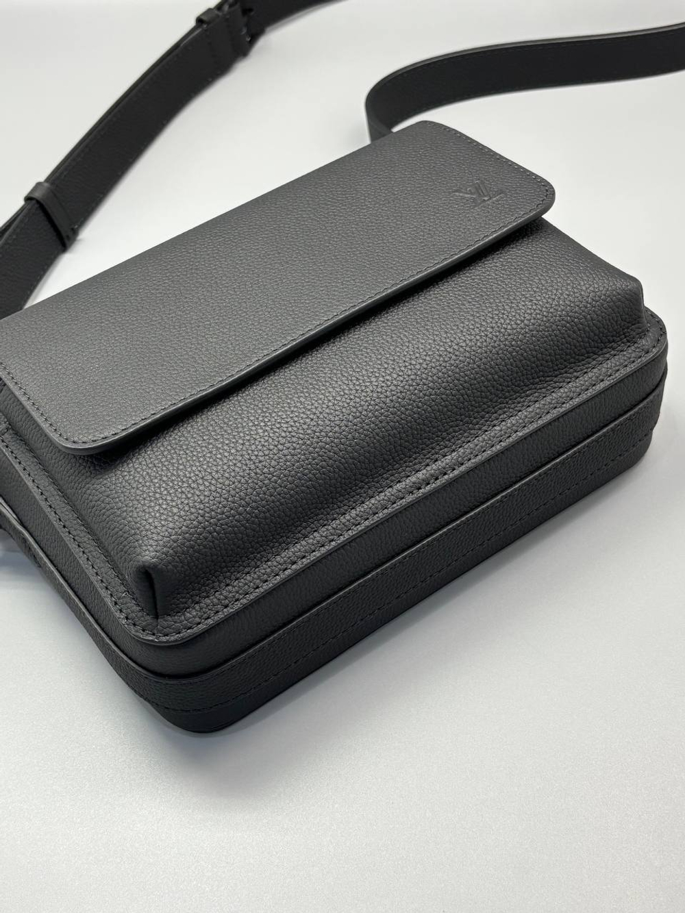 Сумка-мессенджер Louis Vuitton