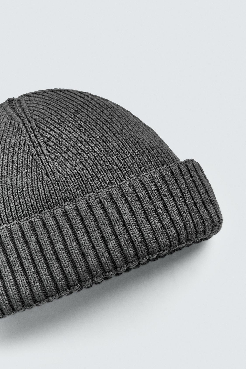 ZARA КОРОТКАЯ ТРИКОТАЖНАЯ ШАПКА, СЕРЫЙ
