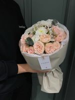 Сборный букет с кустовой пионовидной розой и хризантемой в оформлении