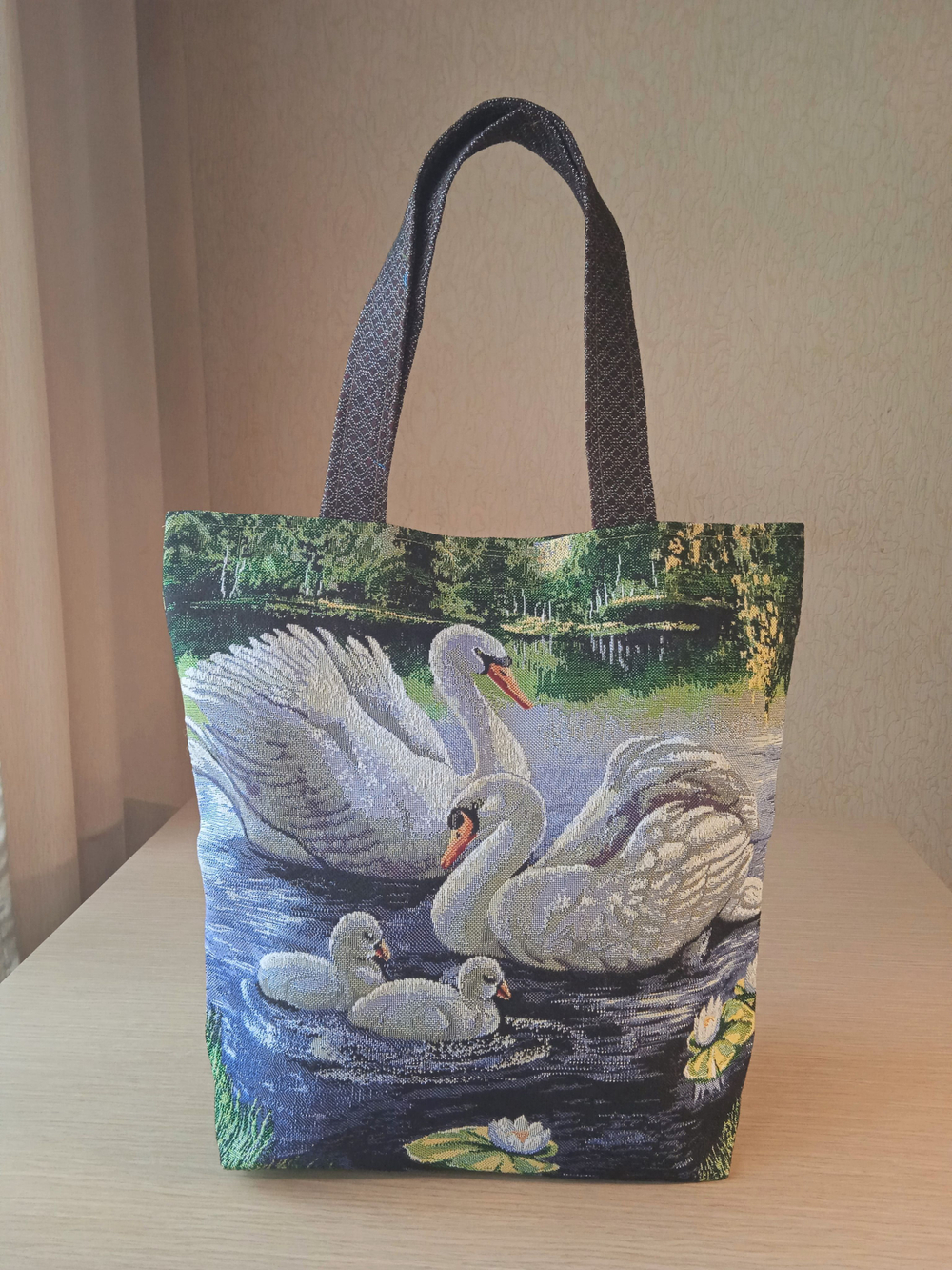 Гобеленовая сумка Лебеди (39х39х12)