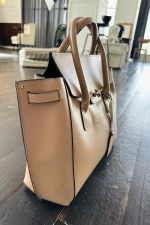 Женская пудровая форматная сумка из натуральной толстой кожи