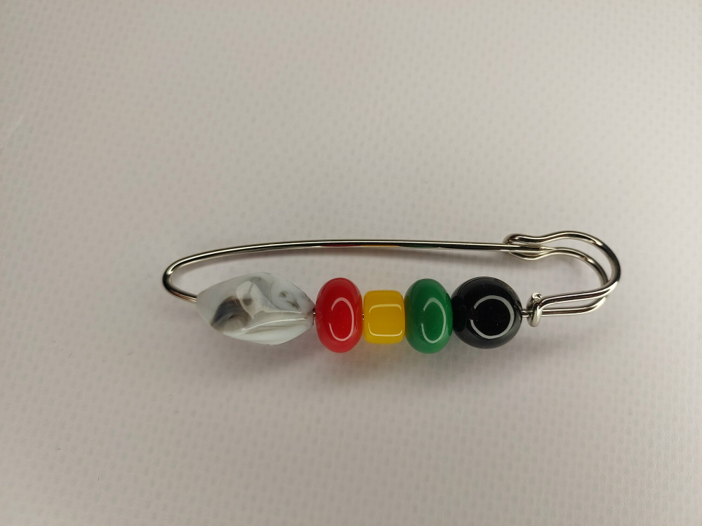 Булавка брошь "морские камушки" для кардигана,  пальто, платков, костюмов, одежды.Цвет серый зелёный красный.