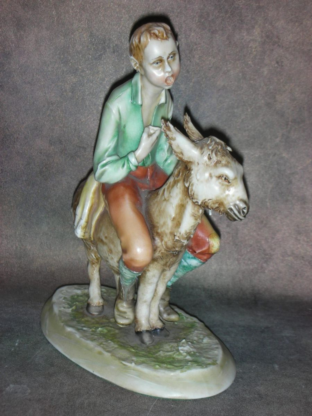 Статуэтка. Фарфор. Мальчик на ослике. Capodimonte. Италия