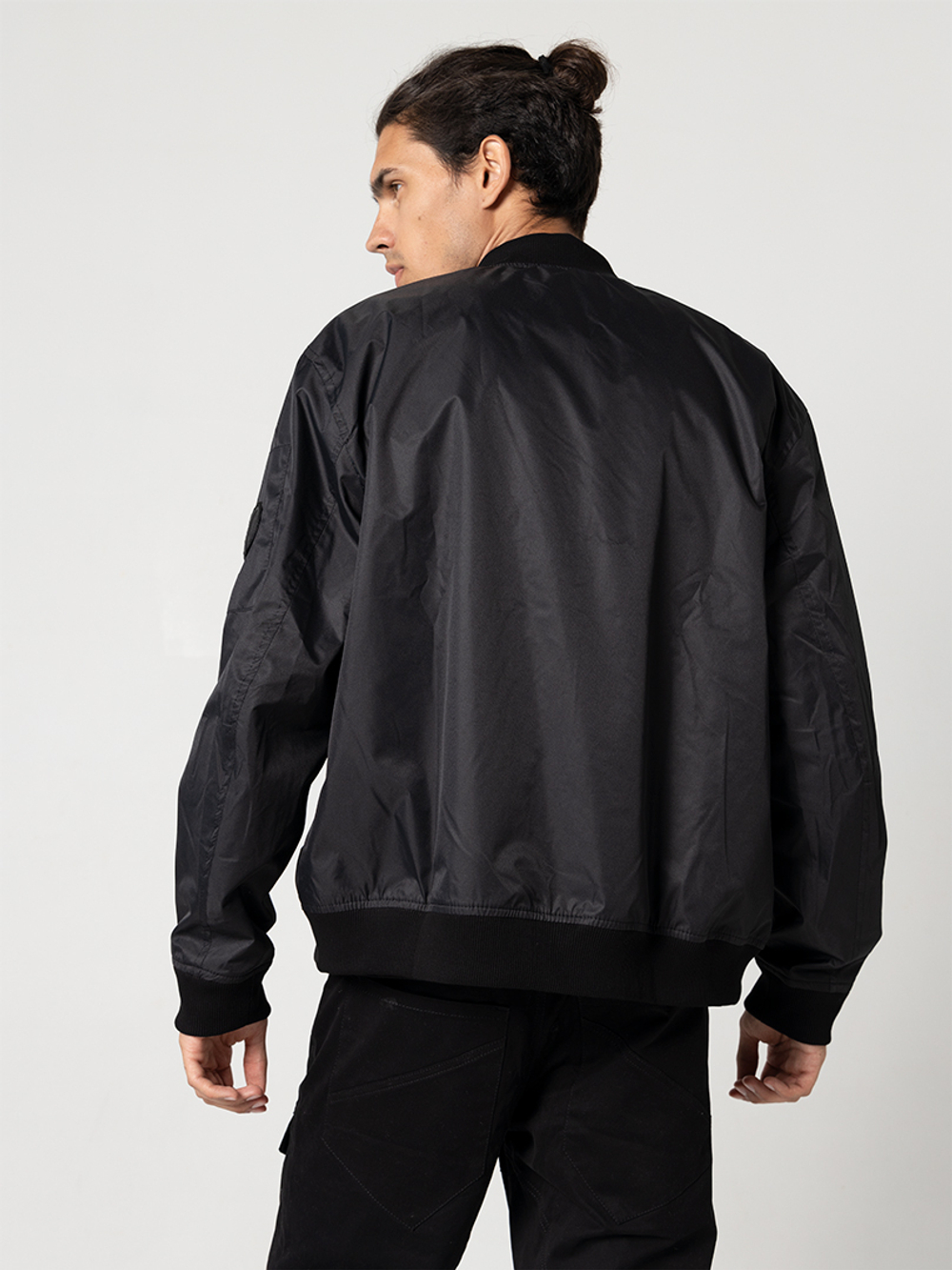 Бомбер черный мужской город горький демисезонный