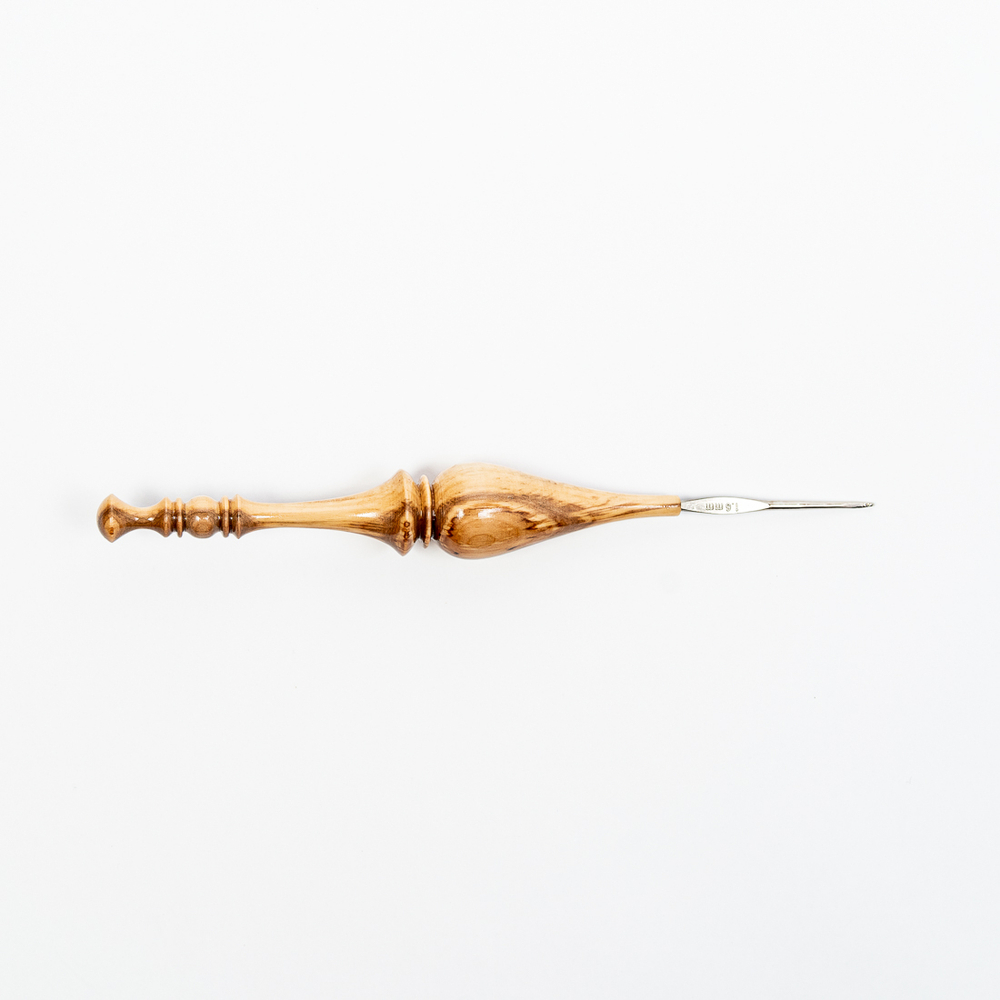 Железный крючок для вязания с деревянной ручкой из рябиной размером 1.6 мм. K134