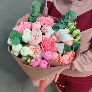 Авторский букет с кустовыми пионовидными розами