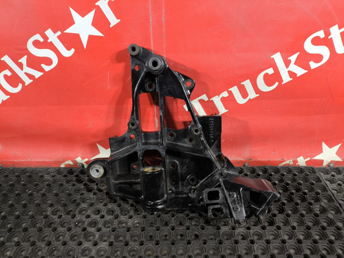 Кронштейн буксировочный правый 2017г.