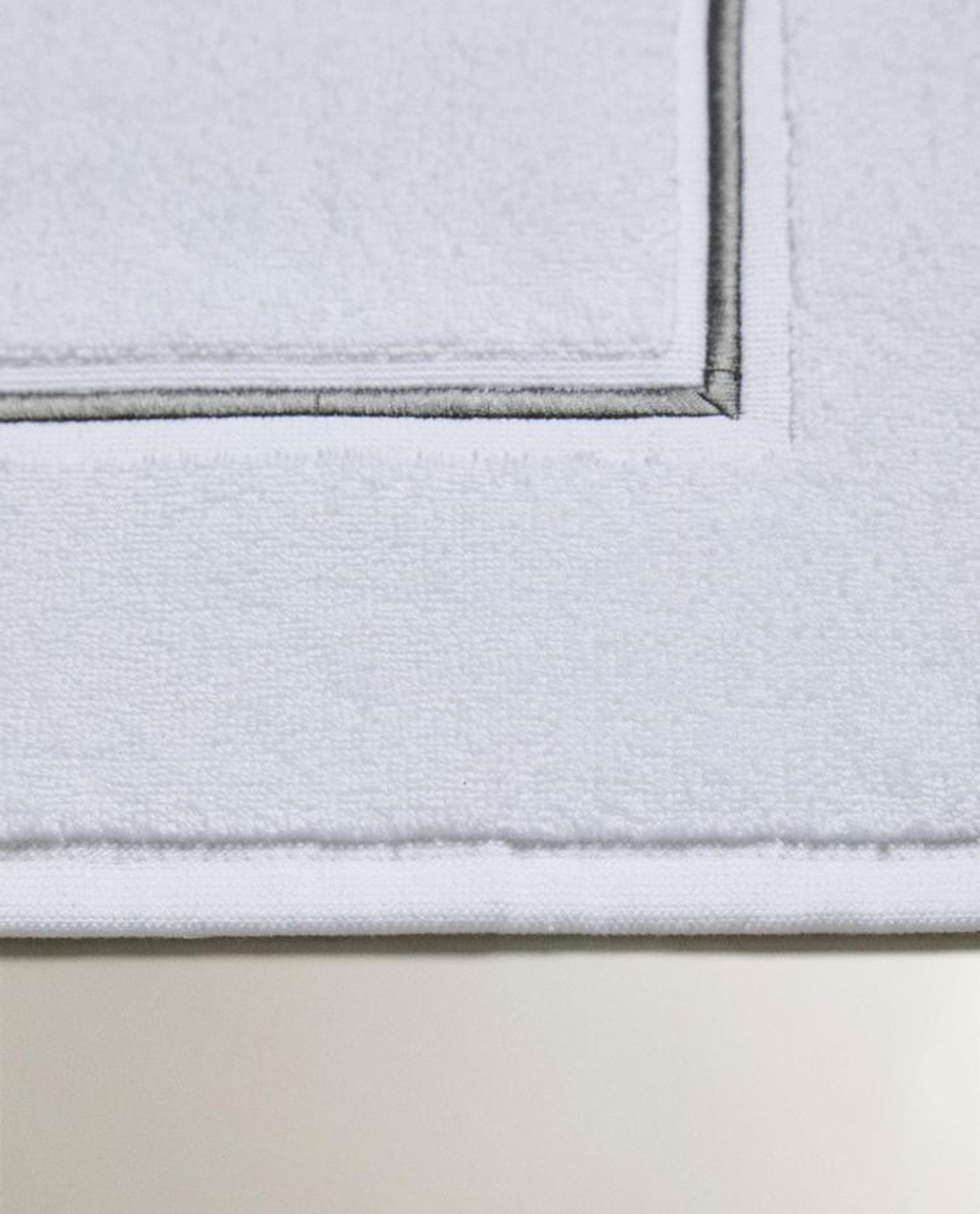 ZARA HOME КОВРИК ДЛЯ ВАННОЙ С ОТДЕЛКОЙ, СЕРЫЙ