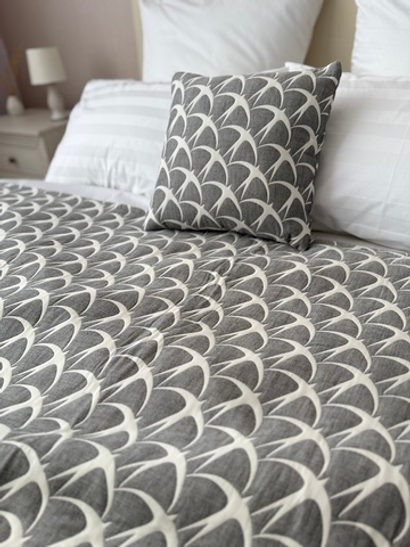 Подушка декоративная "Ласточки" со съемной наволочкой на молнии, хлопок