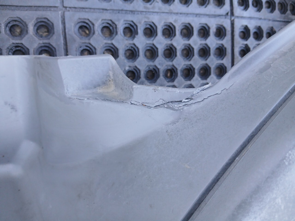 Корпус (дефект) подножек левый 2017г.