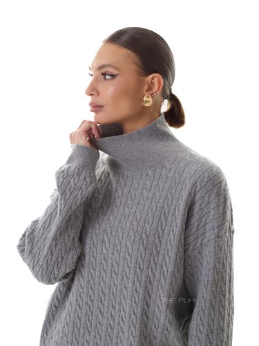 Серый трикотажный костюм в косичку