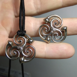 Кулон подвеска "Трискель" авторская работа , никелирование