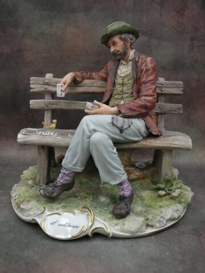 Статуэтка. Фарфор. Пасьянс на лавочке воспоминаний. Capodimonte. Италия