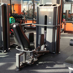 U2021  Сведение/Разведение ног сидя. Стек 95 кг