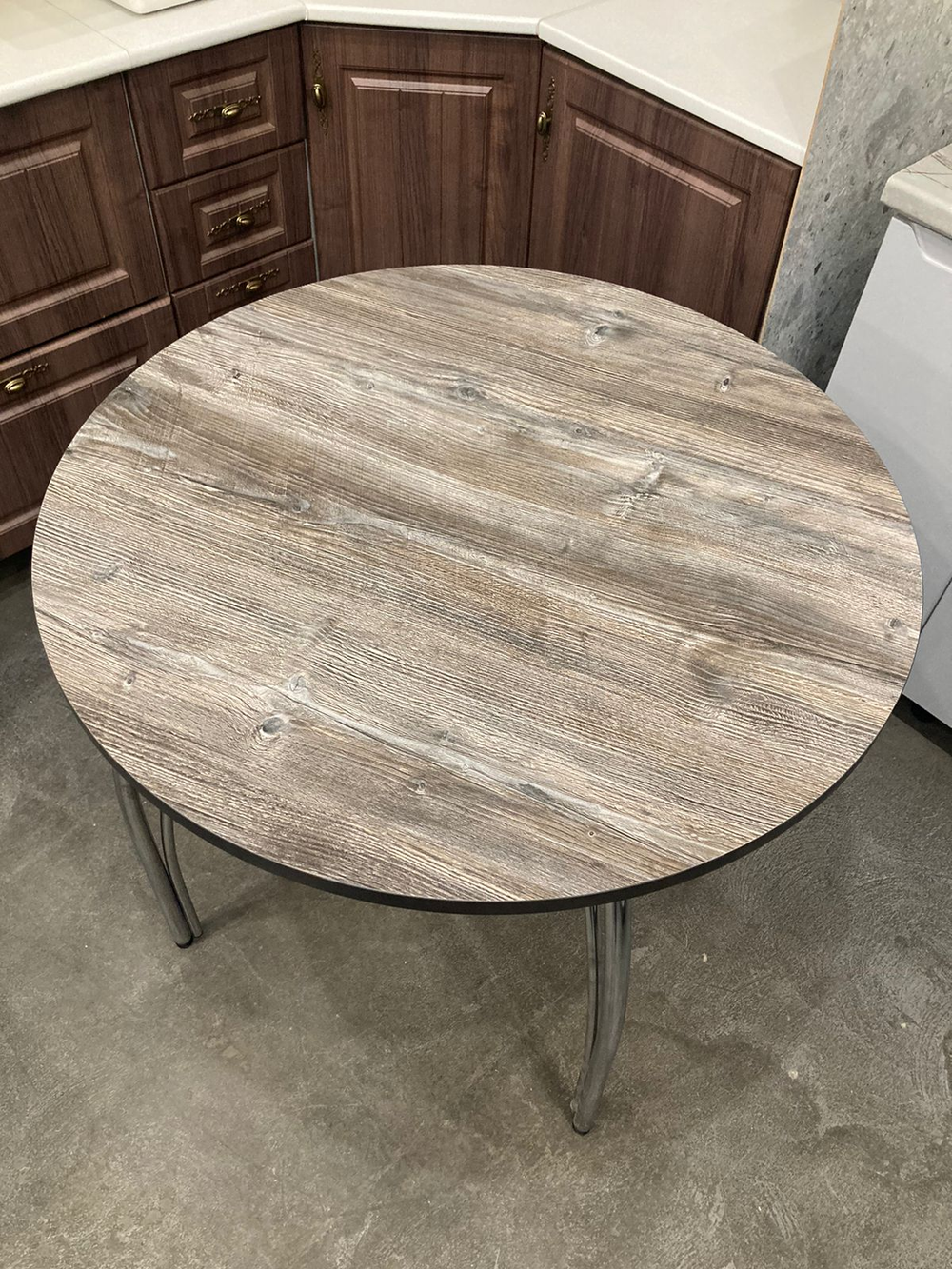 Стол неразд Пластик Круг подстолье чайка хром Ст-ца сосна пандероса (анкор темн.)