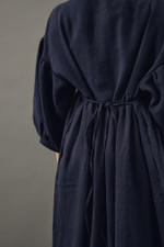 Платье оверсайз с декоративной обработкой на юбке из крапивы темно-синего цвета