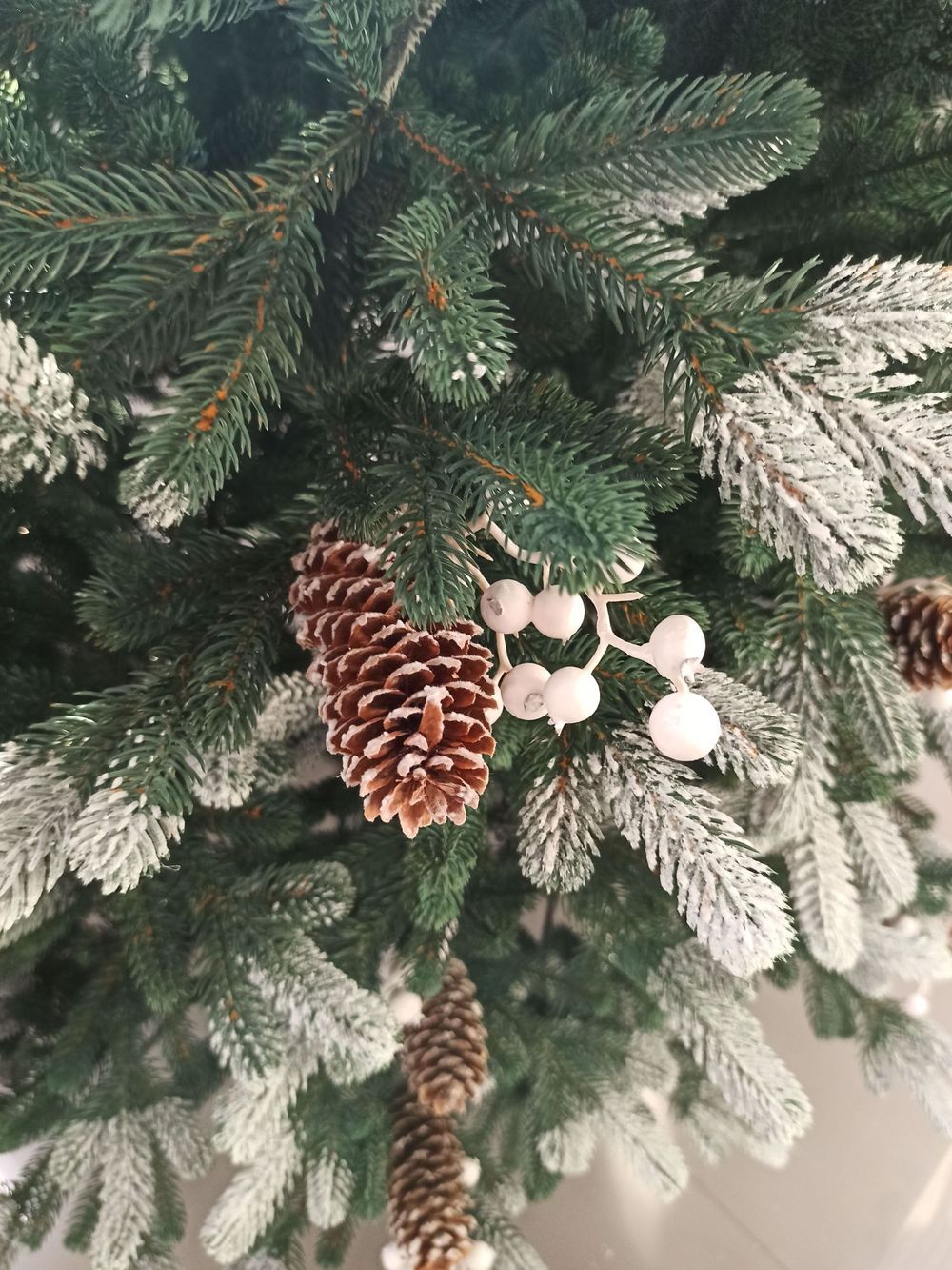 Заснеженная ель с шишками «Амелия» (хвоя Литая) 180 см / 1.8 м