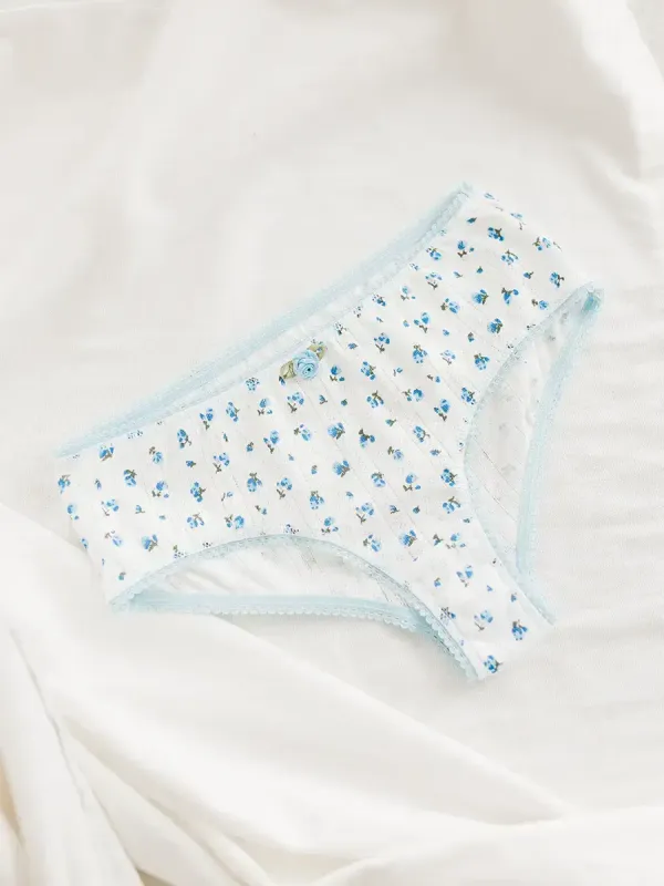 Трусики из белой ажурной рибаны с голубыми цветочками для девочек