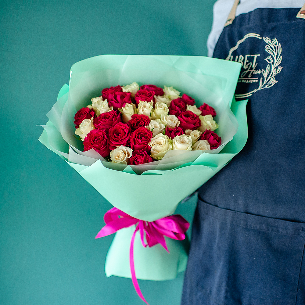 Бело-малиновый микс из 35 кенийских роз