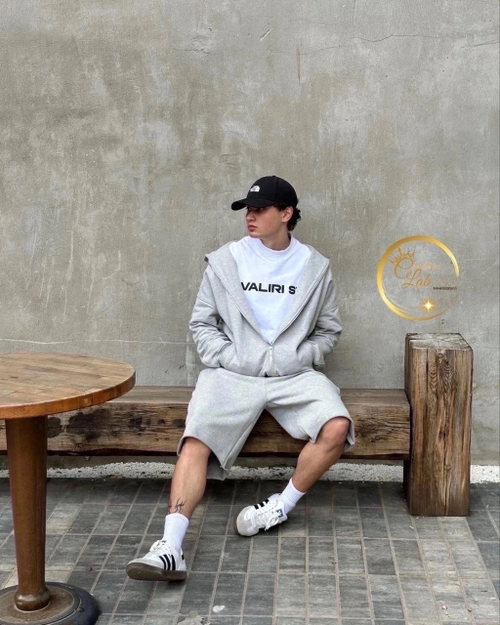 Стильный мужской спортивный костюм