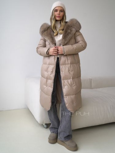 Бежевый длинный пуховик с декоративной молнией и меховой отделкой