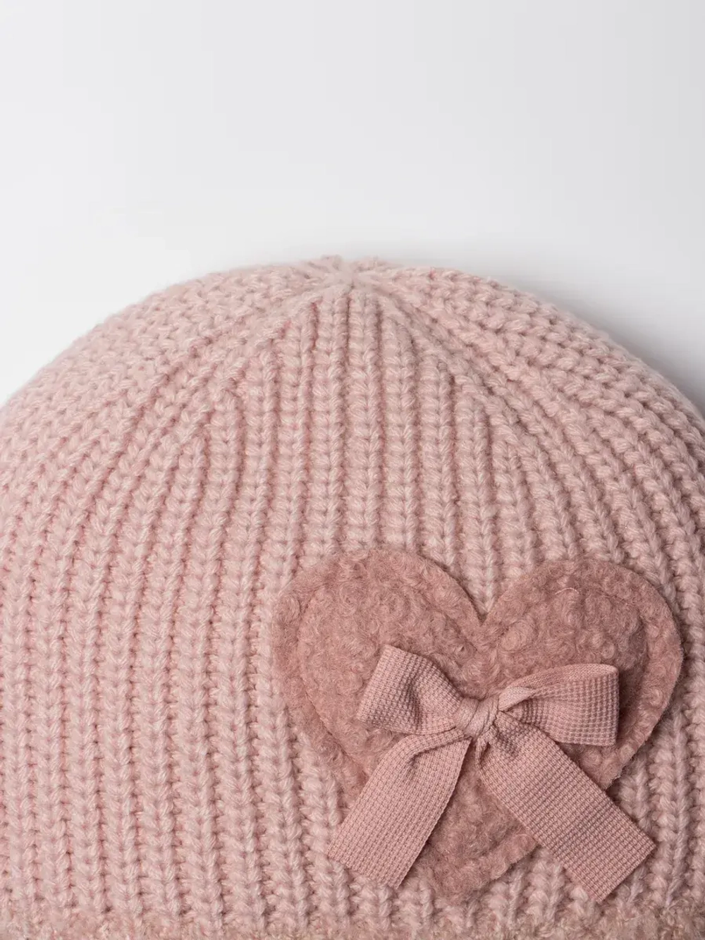 Розовая шапка для девочки на осень