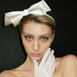 Ободок тонкий с белым бантом