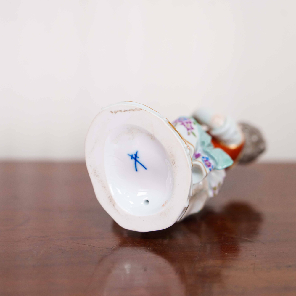 Садовница с корзиной фруктов