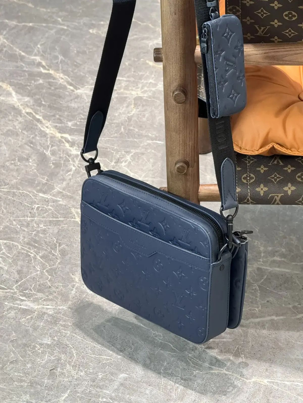 Сумка-мессенджер Louis Vuitton