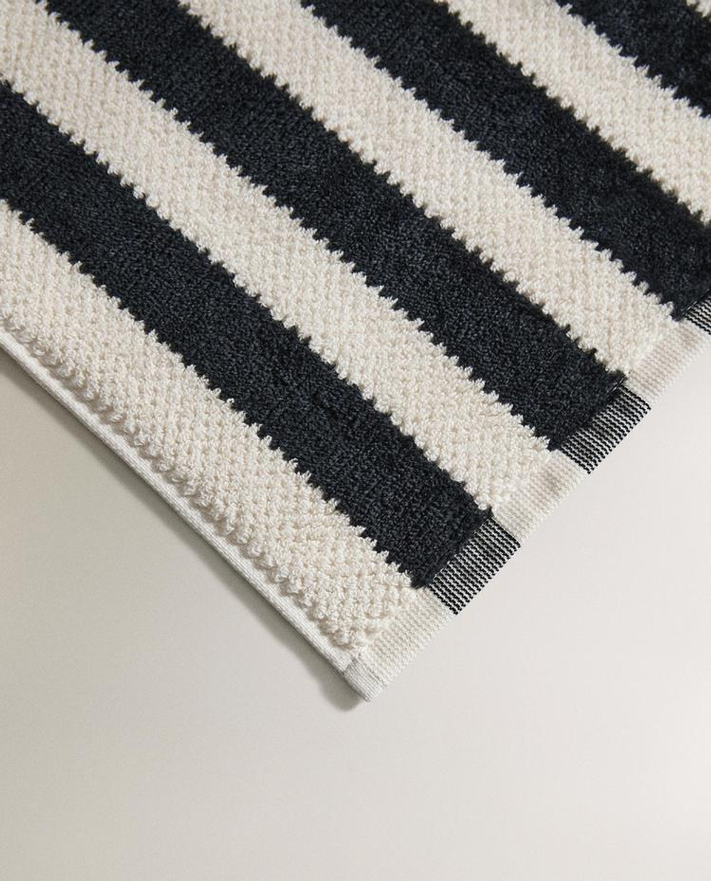 ZARA HOME ПОЛОТЕНЦЕ ДЛЯ ВАННОЙ ИЗ ВЕЛЮРА С РЕЛЬЕФНЫМ УЗОРОМ, ЧЕРНЫЙ