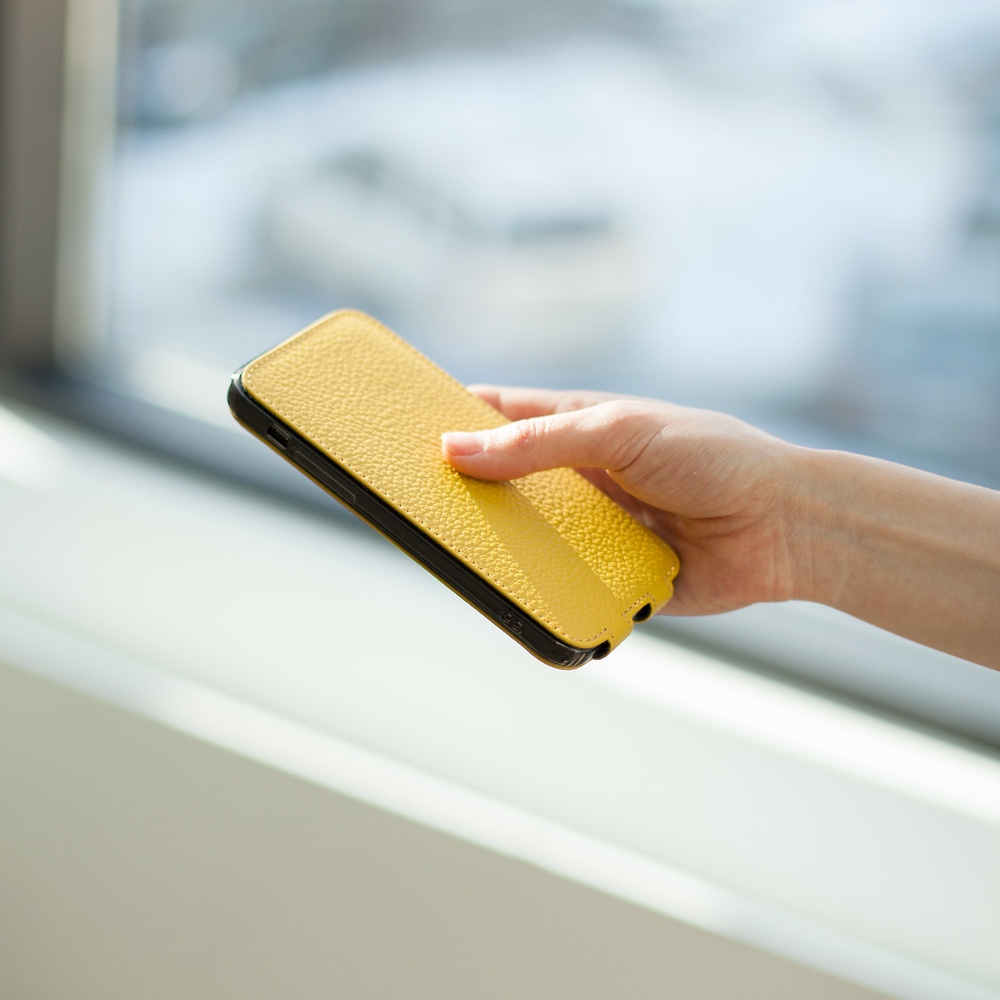 Чехол кожаный для iPhone 13 Pro желтого цвета