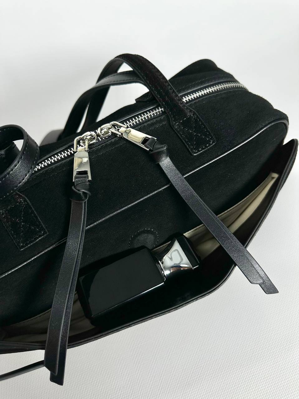 Женская замшевая сумка-багет черного цвета