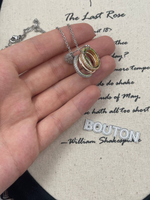 Колье серебристое с подвеской в виде трех колец с булавкой