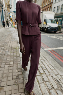 ZARA ПРЯМЫЕ БРЮКИ С ДЕКОРАТИВНОЙ СТРОЧКОЙ, БАКЛАЖАНОВЫЙ