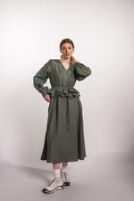 Платье с V-вырезом, поясом-баской и длинным рукавом из крапивы цвета хвои