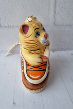 Котик в ботинке ёлочная игрушка из фарфора