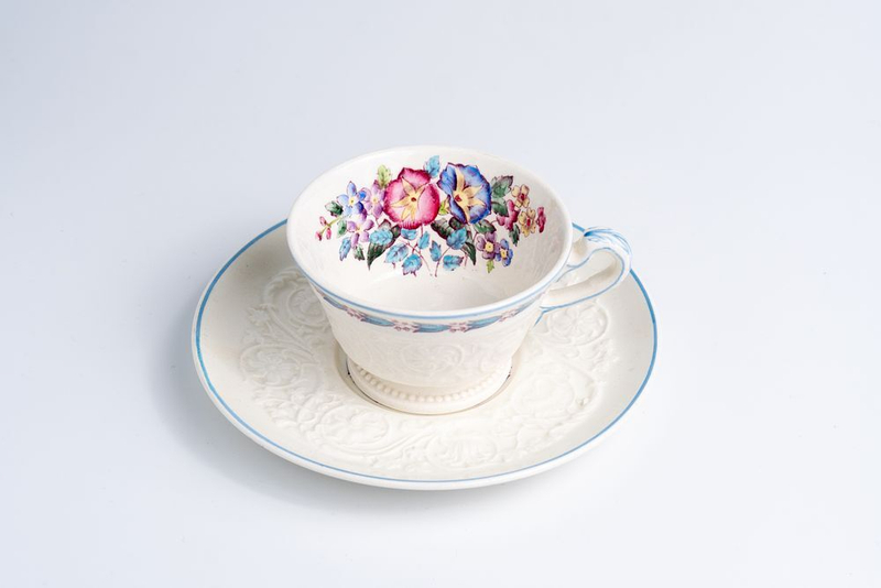 Чайная пара Wedgwood из серии Morning Glory, украшенная рельефом и цветочным рисунком