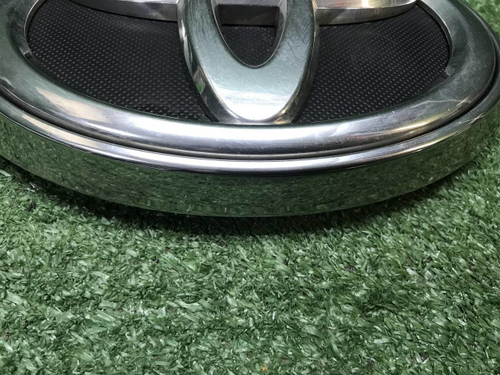 Эмблема решетки радиатора Toyota Fortuner 2 15-нв