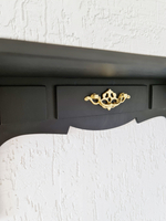 Полка  "Комодик" серая с лепниной и белой патиной, 50х15см.