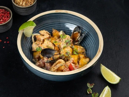 Сливочное жаркое с морепродуктами и картофелем