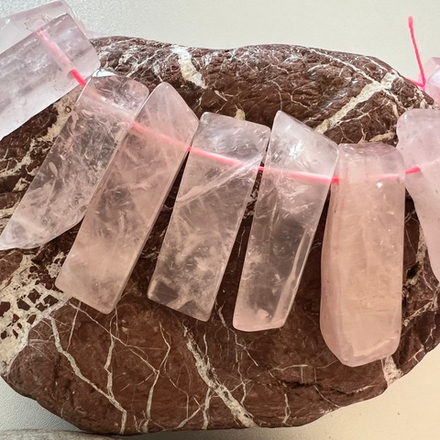 Розовый кварц. Камни для изделий на заказ. Цена зависит от вида заказанного изделия