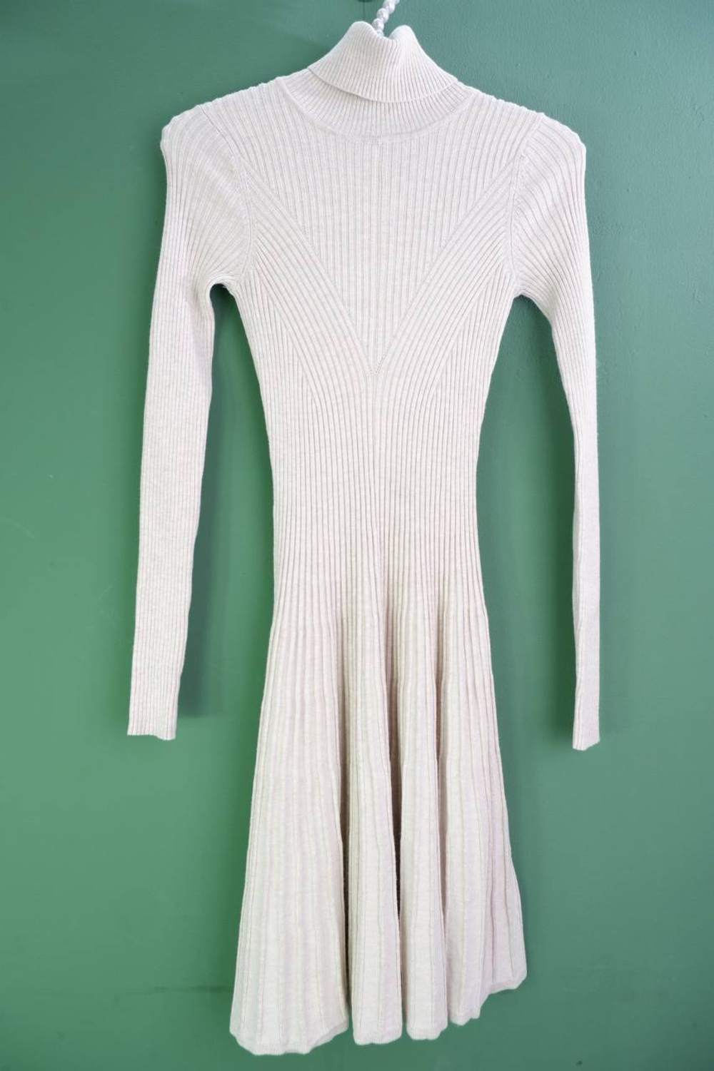 Платье FB Sisters в молочном оттенке, трикотажное, маркировка  XXS, 40 размер или подростковое на 12-14 лет