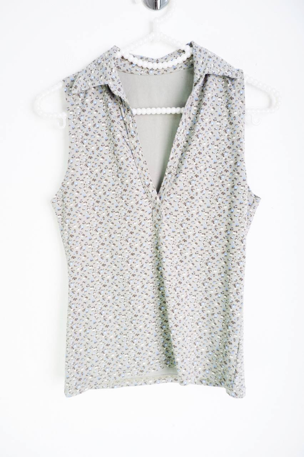 Блузка в мелкий цветочек, визуально на 40 размер