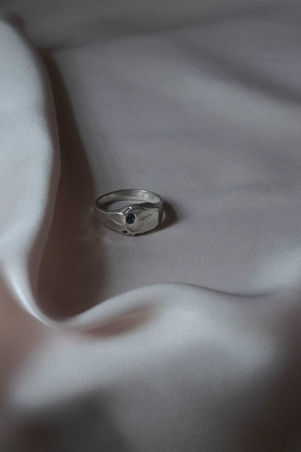 Кольцо печатка Mole со шпинелью