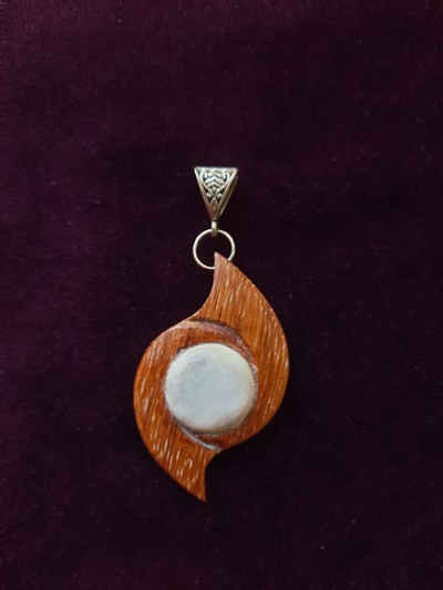 Подвеска "Вокруг мира", лосиный рог, красное дерево